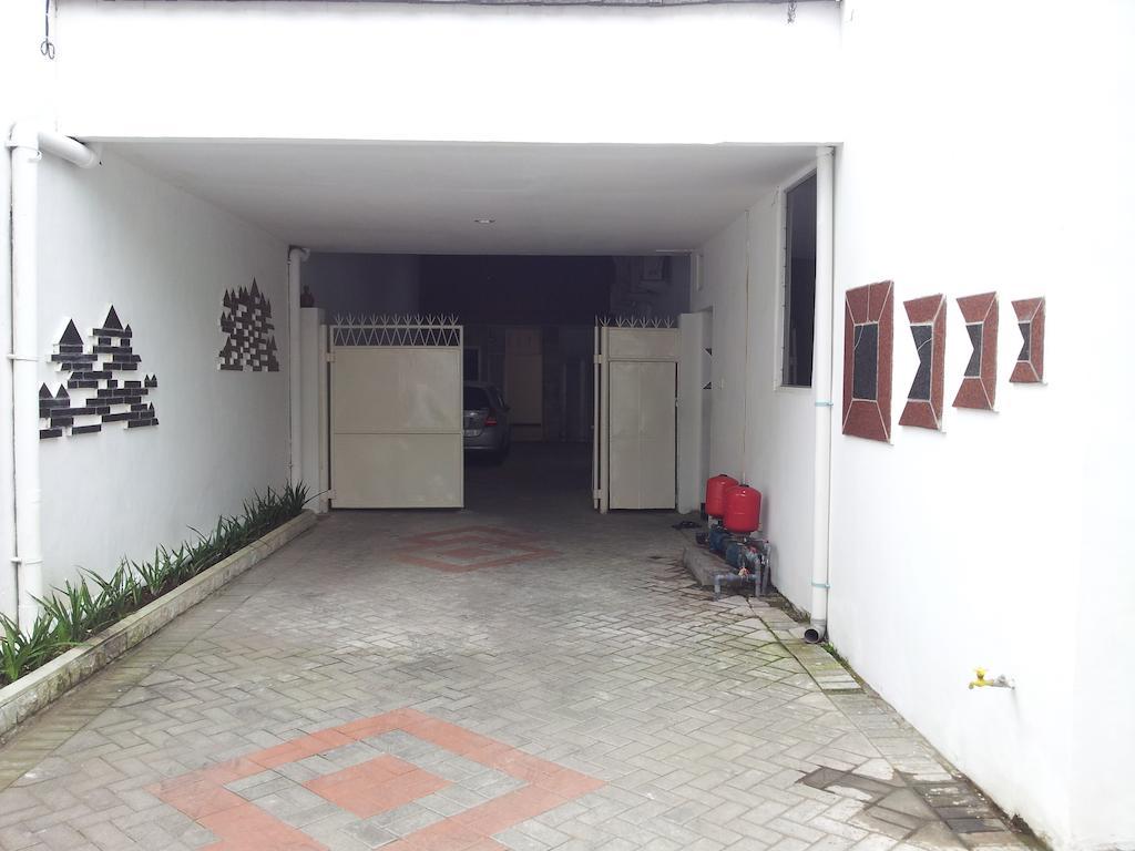 Loxy Inn Surabaya Exterior foto